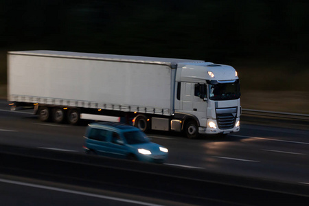 货车, 重型货车在高速公路上的运动在夜间