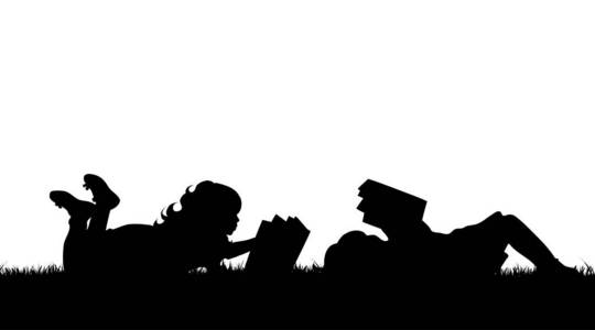 人的剪影在天空日落读书书.