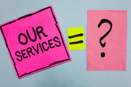 文字书写我们的服务。业务概念为职业或服务无形产品的作用粉红色纸币提醒等号问号问题标记重要答案