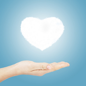 手捧着心脏照片