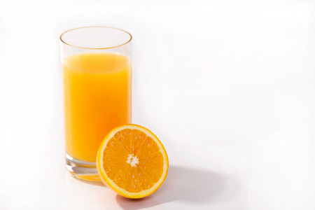 半个橙子和一杯鲜榨果汁