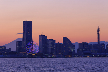 在未来，在暮色中的横滨的摩天大楼