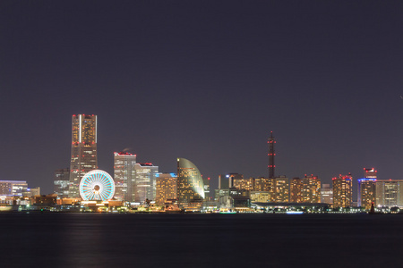 在未来，晚上横滨的摩天大楼