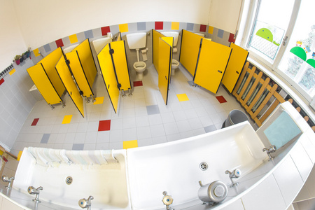 小浴室的水厕儿童学校