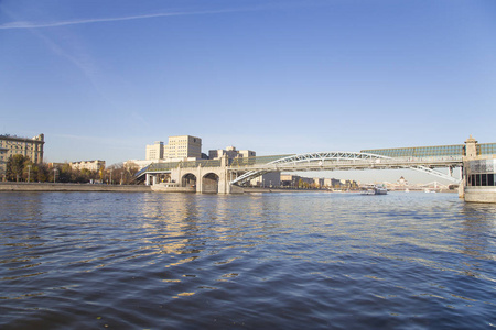 普什金斯基 安德烈耶夫斯基 大桥和莫斯科河的景色。莫斯科, 俄罗斯