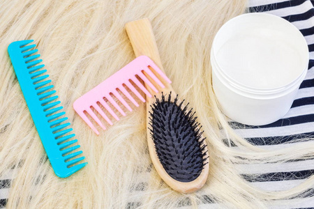 梳子, 假发和枸杞奶油面具的头发。美发产品理念