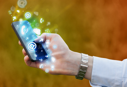 商人拿着智能手机的媒体图标照片