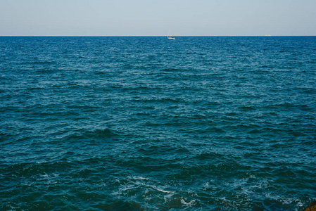 蓝色地中海没有人与空的地平线