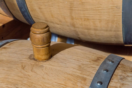 由橡木制成的葡萄酒桶, 充满了优质葡萄酒