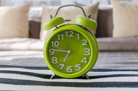 现代绿色闹钟在床上