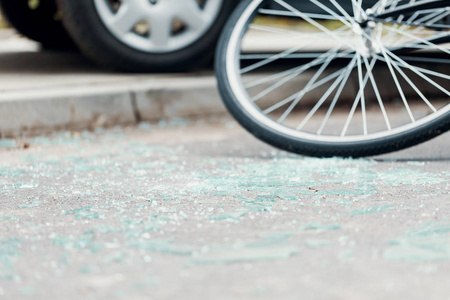 骑自行车的车祸后, 街道上的碎玻璃