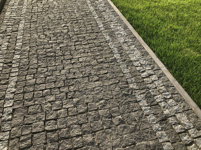 透视视图单调灰色砖石路面地面上的街道道路。人行道, 车道, 摊铺机, 绿草