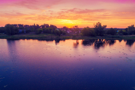 日落时湖边的村庄