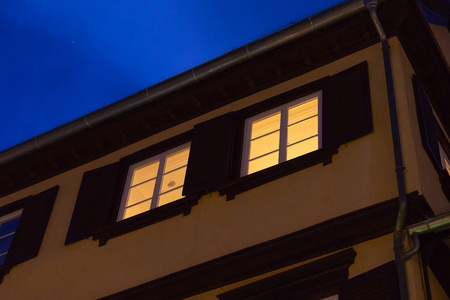 窗户春天窗户外墙在蓝色小时在历史浪漫的城市春天晚上在德国南部照片