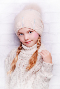 儿童女孩穿着针织的帽子