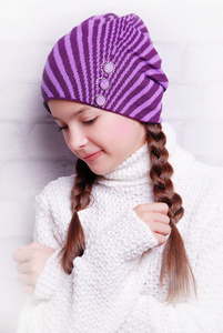 儿童女孩穿着针织的帽子