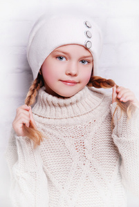 可爱的小女孩微笑着在温暖的帽子