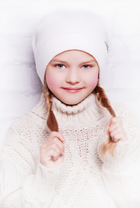 儿童女孩穿着针织的帽子图片