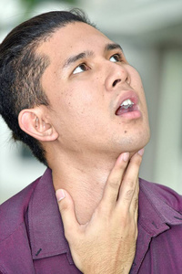 成人男性与疼痛喉咙图片