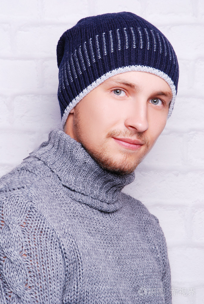 英俊的男人在冬天帽子