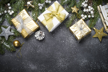 圣诞节背景与金子和银色装饰在黑色