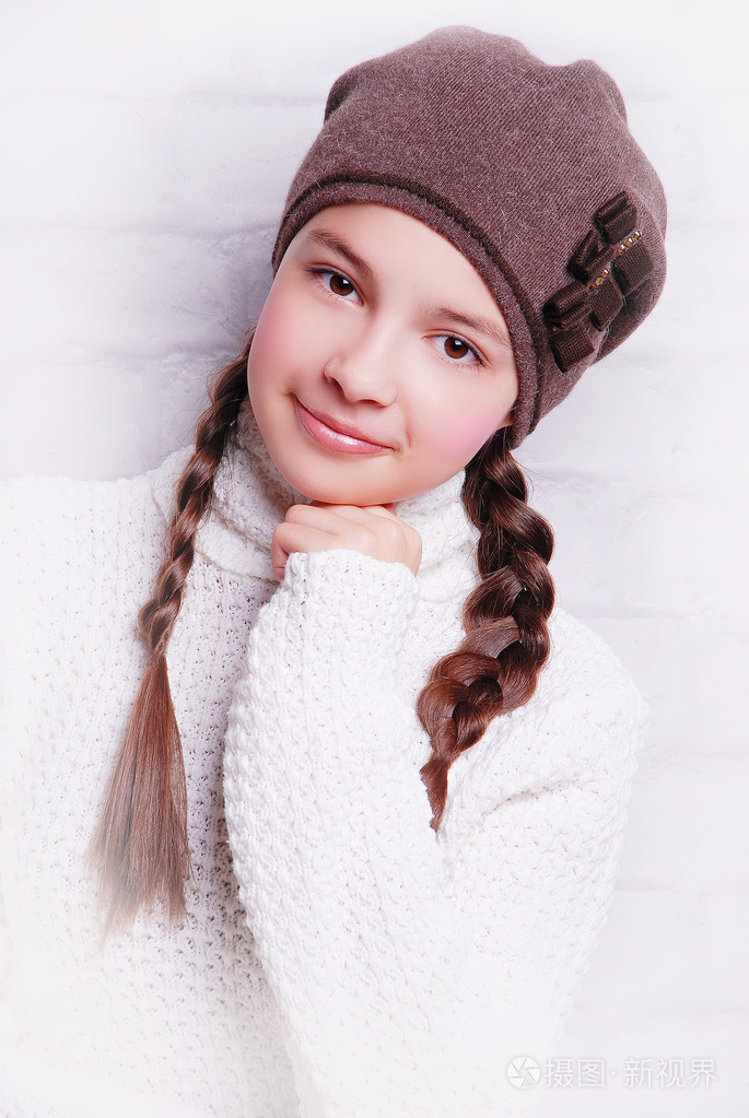 可爱的小女孩微笑着在温暖的帽子