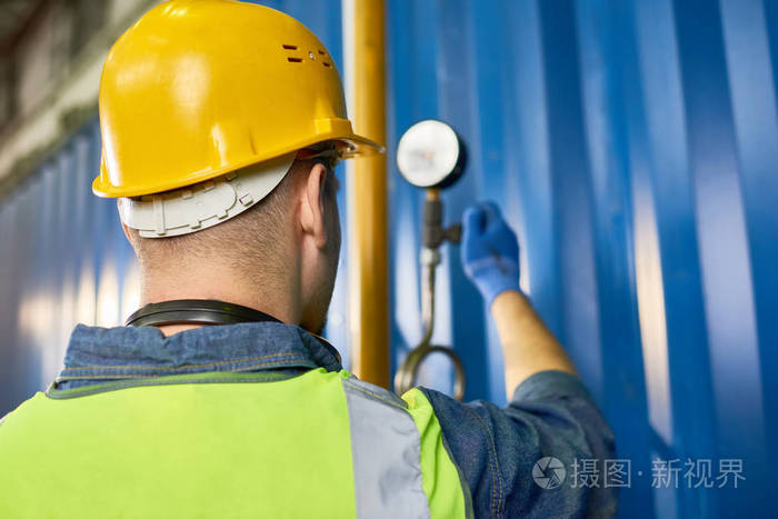 后视图工人穿安全帽检查压力系统在现代工厂工作时的肖像, 复制空间