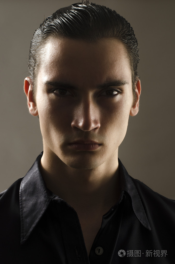 在阴影中的人脸