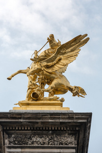 巴黎亚历山大三世桥上的金色飞的马雕像