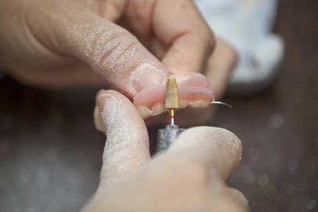 牙科技师在牙科实验室做义齿术, 关闭