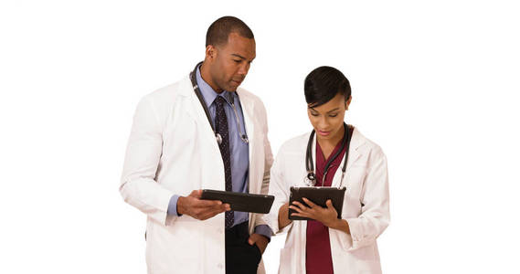 非裔美国医生一边说话, 一边用他们的平板电脑在白色的背景下