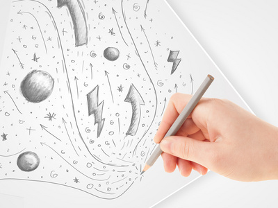 在纸上涂鸦手在纸上绘图抽象剪影和涂鸦照片