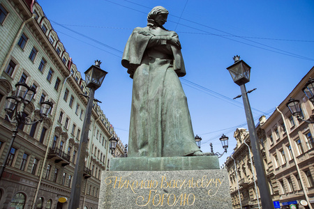 果戈理纪念碑在圣彼得堡，俄罗斯