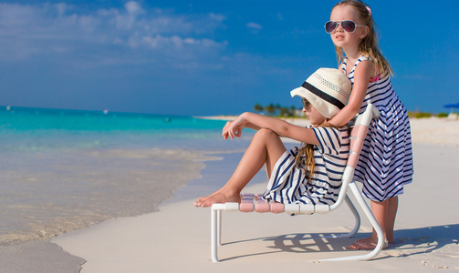在加勒比地区度假沙滩椅的可爱女孩