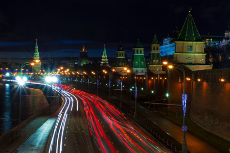 在夜晚，莫斯科，俄罗斯克里姆林宫路堤的克里姆林宫视图