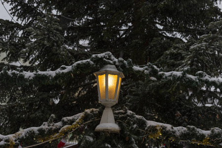 圣诞节市场的降雪即将到来, 在慕尼黑和斯图加特附近的德国南部的一座历史名城