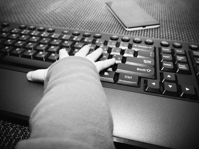 亲爱的男孩双手放在电脑键盘上