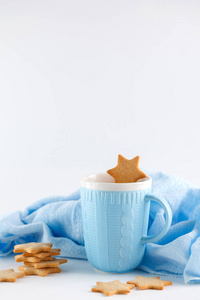 蓝色杯子和姜饼干在白色背景。圣诞作文