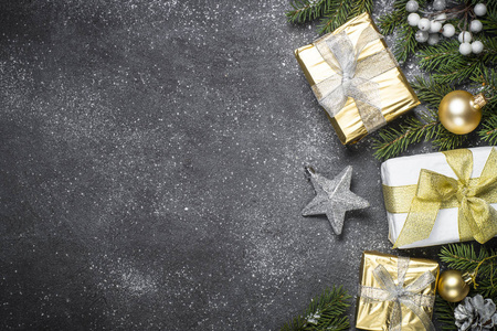 圣诞节背景与金子和银色装饰在黑色