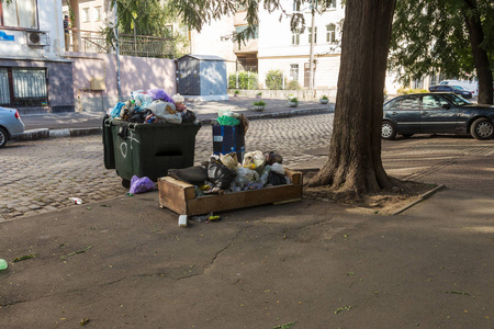 一堆垃圾, 垃圾袋装满了城市街道上的垃圾桶.