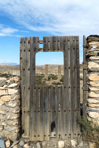 残破的门在 Tabernas 沙漠山, 在西班牙沙漠 de Tabernas。西班牙, 安大路西亚地区, 阿尔梅里亚