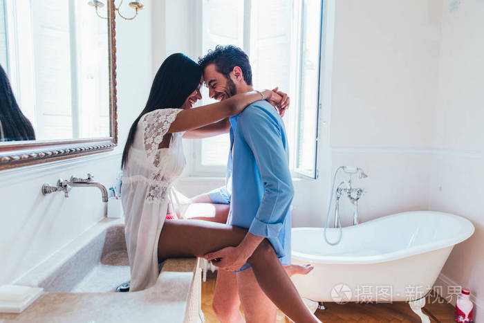 相爱的情侣在家里一起消磨时光.浪漫的时刻在浴室里