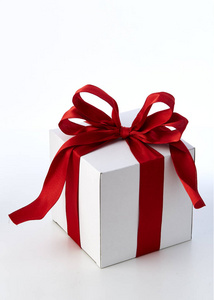 红色弓礼品盒与空间为白光设计, 与节日的概念, 新年, 圣诞节