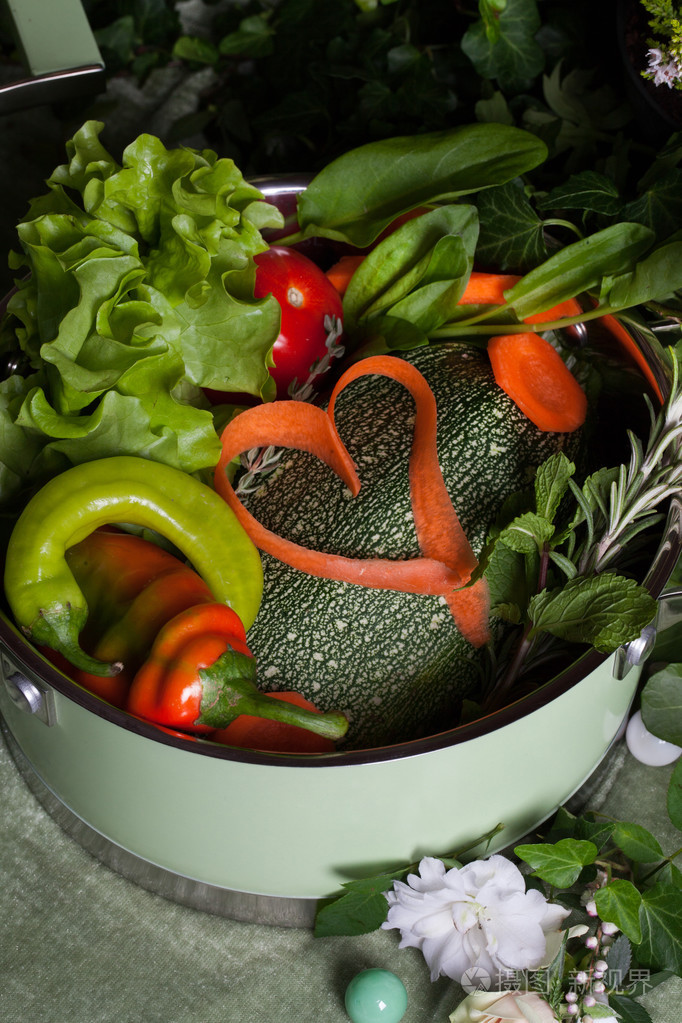 在一个平底锅和心胡萝卜素食主义者的生蔬菜