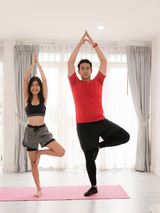 亚洲情侣在家里做瑜伽, 生活方式概念