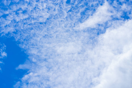 云在空气中的变化形状在许多照片