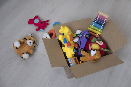 善行义举一盒玩具在地板上.泰迪熊盒, 复古色调.慈善捐款.捐赠.