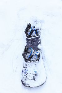 滑雪板在雪地里图片