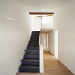 空旷的走廊，现代黑楼梯