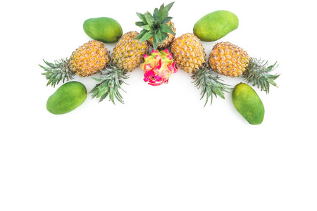 食物框架与菠萝和芒果和龙果子在白色背景, 顶部看法